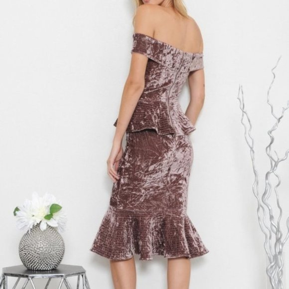 STUNNING VELVET DRESS - Picture 3 of 4